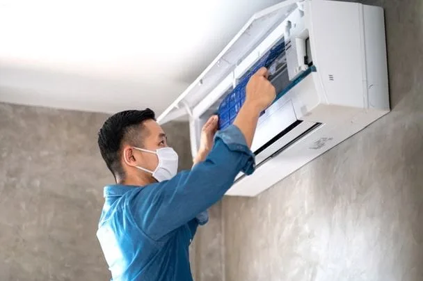 Kỹ thuật viên lắp đặt điều hoà