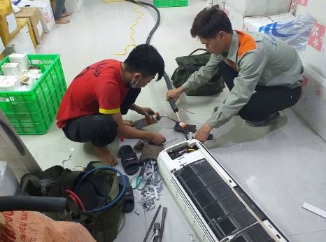 Hình ảnh thợ lắp điều hoà tại Hoài Đức
