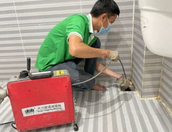 Kỹ thuật viên FixCleanCare thông tắc cống tại Từ Liêm bằng máy chuyên dụng