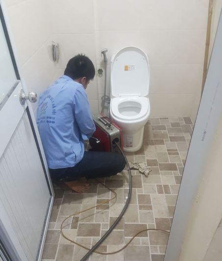 Kỹ thuật viên thông tắc cống đang làm việc tại Định Công Hoàng Mai