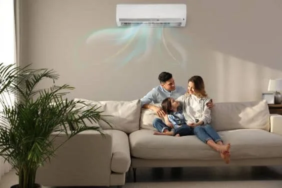 Gia đình thoải mái trong phòng khách với điều hòa không khí