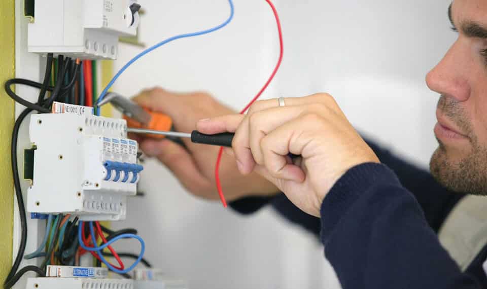 Thay Aptomat Bị Nhảy Liên Tục